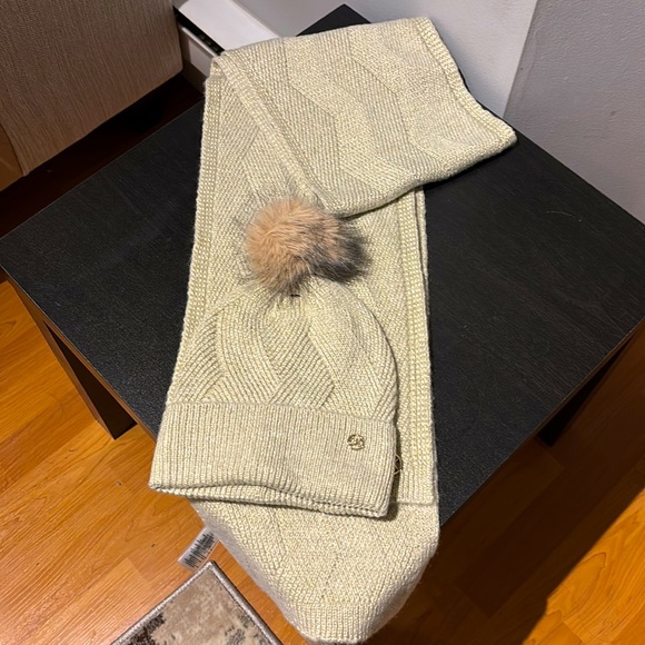 Cute Hat & scarf 🧣 - Picture 4 of 6